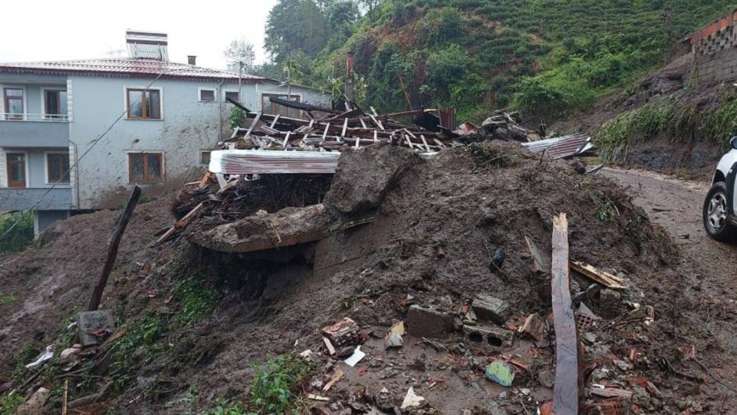 Toprak kaydı, tahliyeler başladı... Rize'de sağanak kabusu bitmiyor 1
